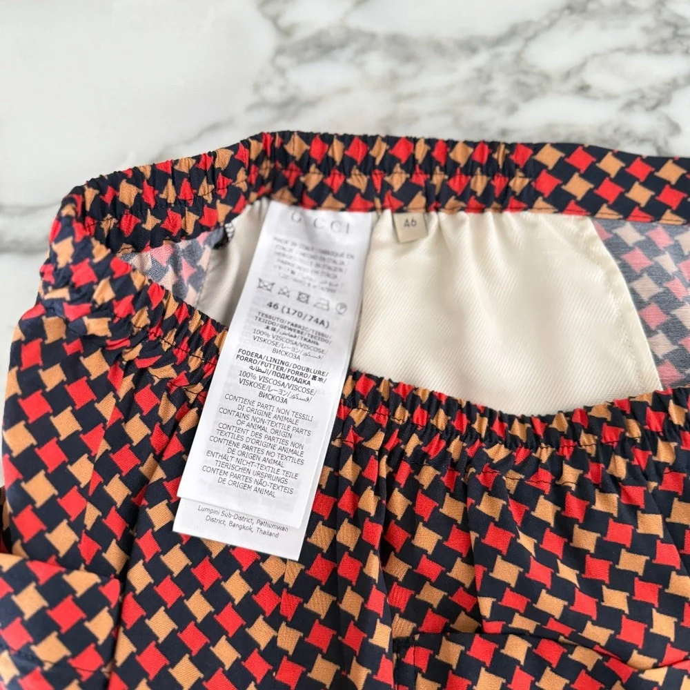 Gucci 672698 Men's Pop Shorts on Cloth, Red print‎ with logo, Gucci 46 (US 30)
